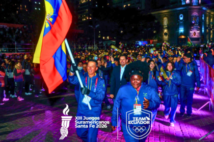 Delegación de Ecuador durante los Juegos Suramericanos Santa Fe 2026, con la bandera nacional al frente del Team Ecuador.