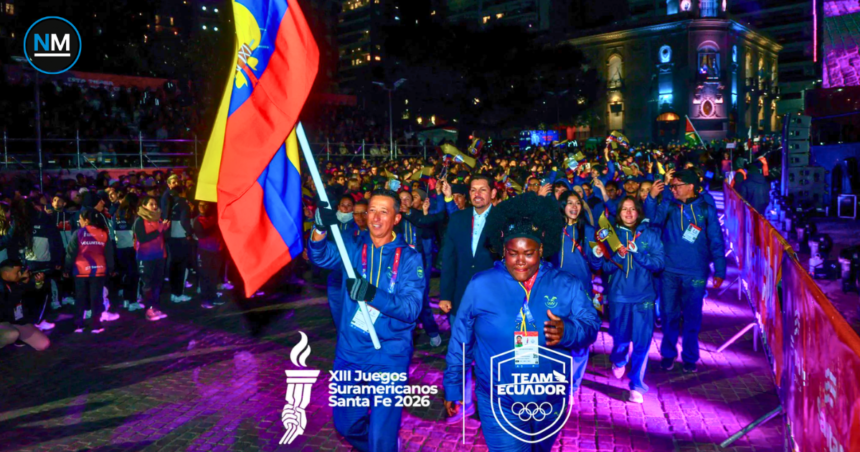 Delegación de Ecuador durante los Juegos Suramericanos Santa Fe 2026, con la bandera nacional al frente del Team Ecuador.