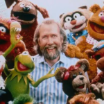 Jim Henson rodeado por la Rana René y varios personajes de los Muppets