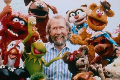 Jim Henson rodeado por la Rana René y varios personajes de los Muppets