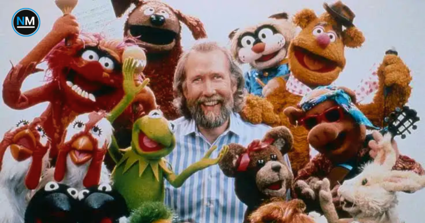 Jim Henson rodeado por la Rana René y varios personajes de los Muppets