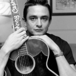 Johnny Cash, conocido como el hombre de negro, durante una presentación musical