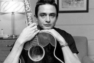 Johnny Cash, conocido como el hombre de negro, durante una presentación musical