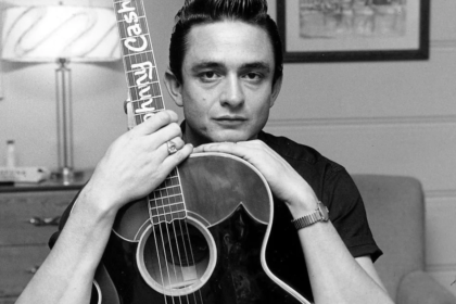 Johnny Cash, conocido como el hombre de negro, durante una presentación musical