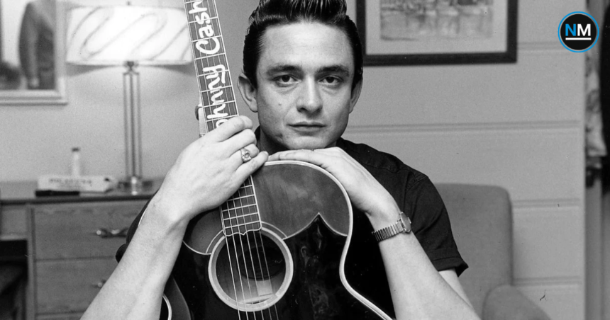 Johnny Cash, conocido como el hombre de negro, durante una presentación musical