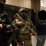Policías ecuatorianos y militares estadounidenses durante el operativo contra una red vinculada al CJNG en Ecuador