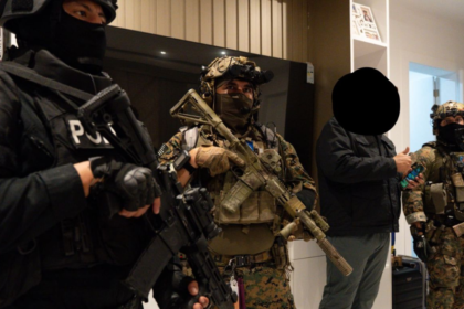 Policías ecuatorianos y militares estadounidenses durante el operativo contra una red vinculada al CJNG en Ecuador