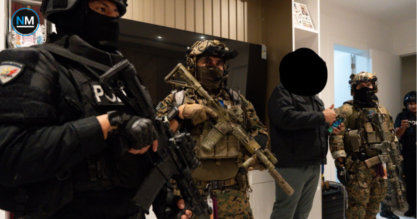 Policías ecuatorianos y militares estadounidenses durante el operativo contra una red vinculada al CJNG en Ecuador