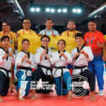 Equipo ecuatoriano de taekwondo posa junto a entrenadores y delegados tras ganar el oro en Freestyle Poomsae en Santa Fe 2026.