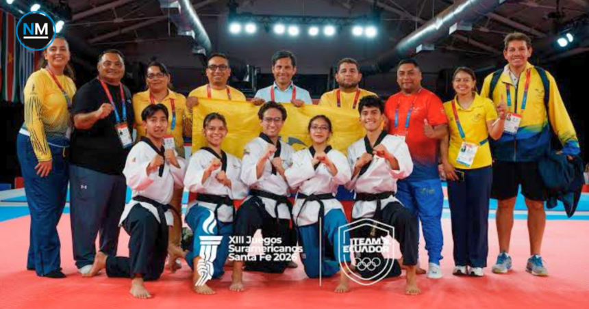 Equipo ecuatoriano de taekwondo posa junto a entrenadores y delegados tras ganar el oro en Freestyle Poomsae en Santa Fe 2026.