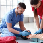Persona brindando primeros auxilios durante una emergencia