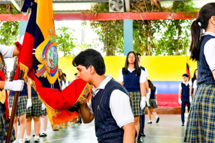 Estudiantes participan en una ceremonia de Juramento a la Bandera en Ecuador.