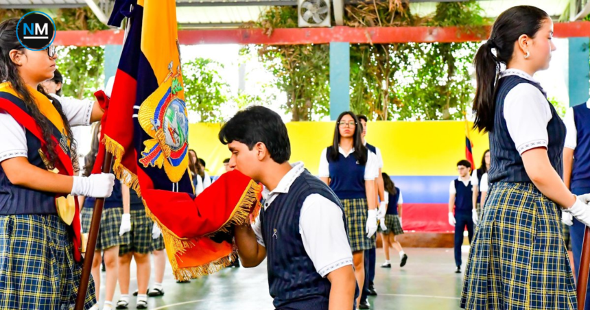 Estudiantes participan en una ceremonia de Juramento a la Bandera en Ecuador.