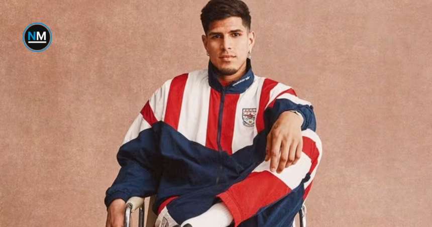 Piero Hincapié modela prendas de la nueva colección retro de Arsenal y Adidas inspirada en los años 90.