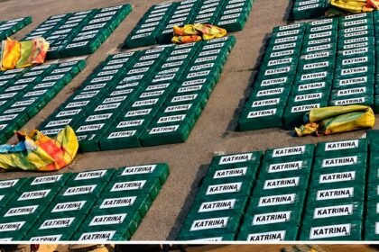 Bloques de cocaína decomisados por la Policía tras el hallazgo de un furgón abandonado en la vía Guaranda-Riobamba.