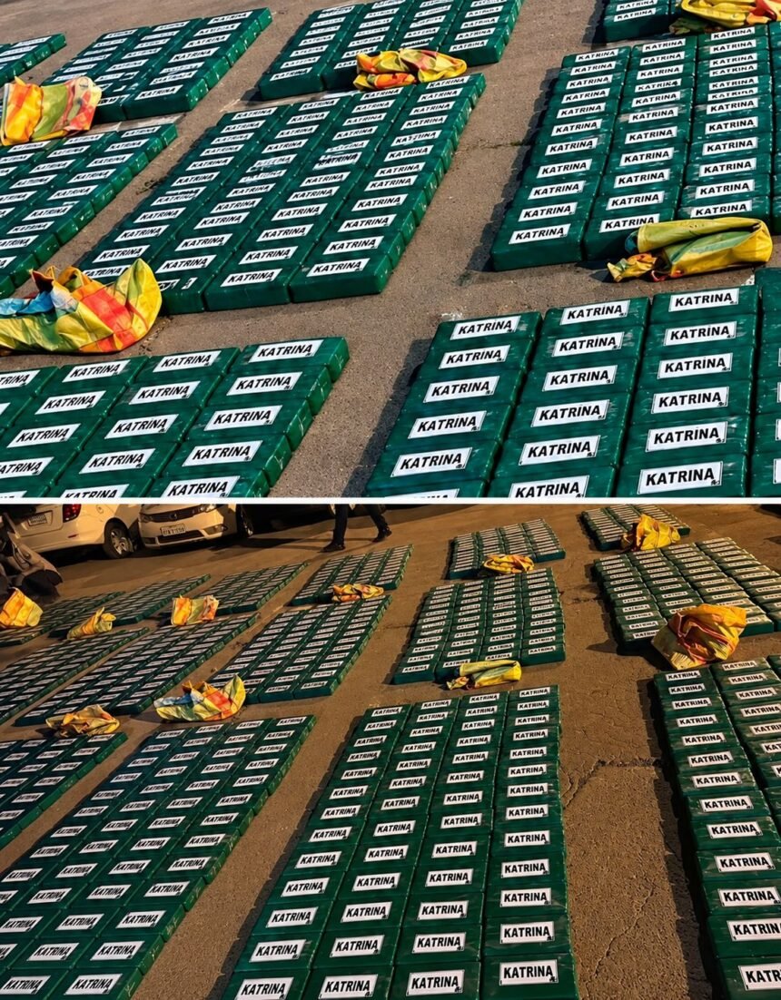 Bloques de cocaína decomisados por la Policía tras el hallazgo de un furgón abandonado en la vía Guaranda-Riobamba.
