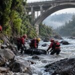 Bomberos realizan labores de recuperación en una zona rocosa junto al río Chiche, en Quito.