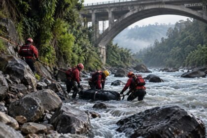 Bomberos realizan labores de recuperación en una zona rocosa junto al río Chiche, en Quito.