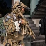 Imagen referencial de personal militar estadounidense y un agente policial durante una operación de seguridad conjunta.