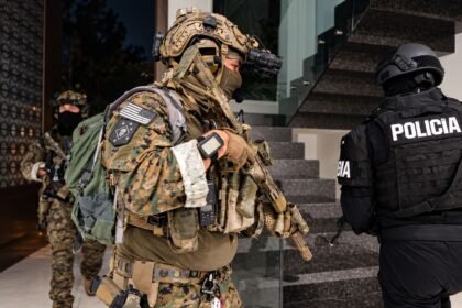 Imagen referencial de personal militar estadounidense y un agente policial durante una operación de seguridad conjunta.