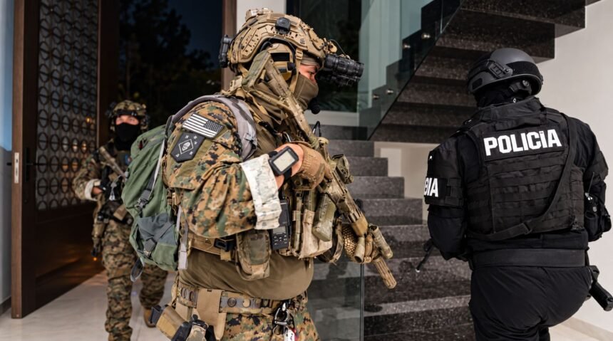 Imagen referencial de personal militar estadounidense y un agente policial durante una operación de seguridad conjunta.