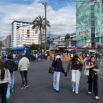 Estudiantes permanecen en los exteriores de la PUCE en Quito tras la evacuación por una amenaza de bomba.