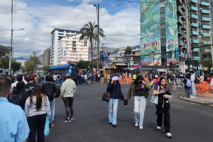 Estudiantes permanecen en los exteriores de la PUCE en Quito tras la evacuación por una amenaza de bomba.