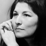 Retrato en blanco y negro de Mercedes Sosa, referente de la música latinoamericana
