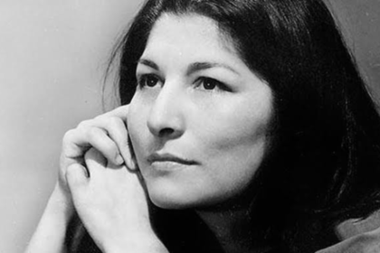 Retrato en blanco y negro de Mercedes Sosa, referente de la música latinoamericana