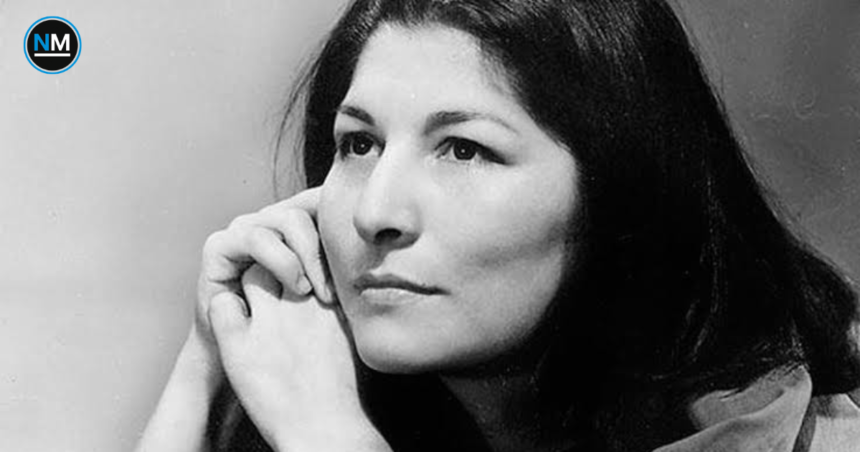 Retrato en blanco y negro de Mercedes Sosa, referente de la música latinoamericana
