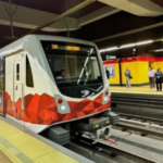 Tren del Metro de Quito durante su operación en una estación de la capital