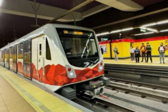 Tren del Metro de Quito durante su operación en una estación de la capital