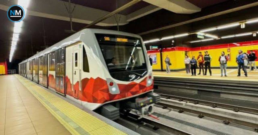Tren del Metro de Quito durante su operación en una estación de la capital