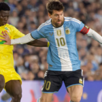 Lionel Messi disputa el balón ante un jugador de Benín durante su último partido con la selección argentina