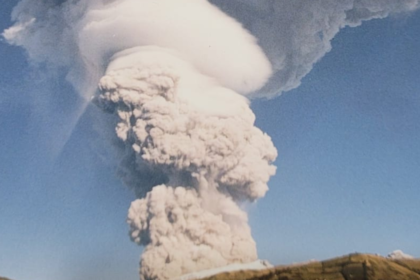 Erupción del Guagua Pichincha el 7 de octubre de 1999 con una gran columna de ceniza visible desde Quito