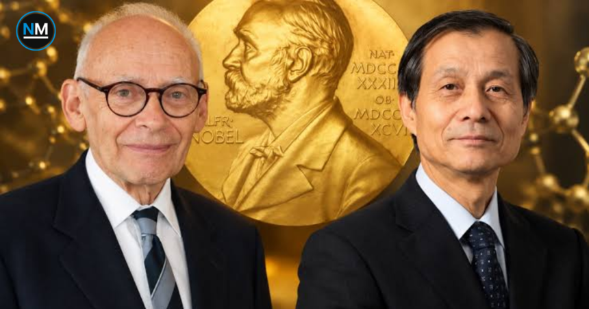 Henri Kagan y Kenso Soai, ganadores del Premio Nobel de Química 2026, frente a una imagen de la medalla Nobel