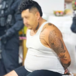 Alias “El Parce” permanece detenido durante un operativo policial ejecutado en Quito