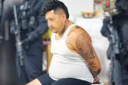 Alias “El Parce” permanece detenido durante un operativo policial ejecutado en Quito