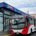 Unidad del Trolebús de Quito junto a una estación del Centro Histórico durante su recorridoUnidad del Trolebús de Quito junto a una estación del Centro Histórico durante su recorrido