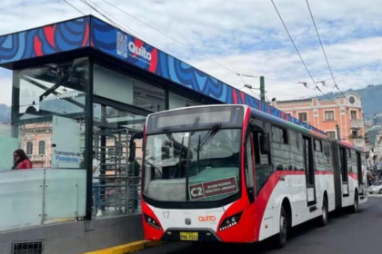 Unidad del Trolebús de Quito junto a una estación del Centro Histórico durante su recorridoUnidad del Trolebús de Quito junto a una estación del Centro Histórico durante su recorrido