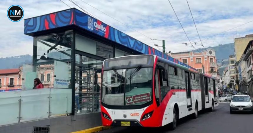 Unidad del Trolebús de Quito junto a una estación del Centro Histórico durante su recorridoUnidad del Trolebús de Quito junto a una estación del Centro Histórico durante su recorrido