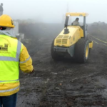 Trabajos en la vía Ambato–Guaranda, uno de los tramos afectados antes del feriado del 9 de octubre de 2026.