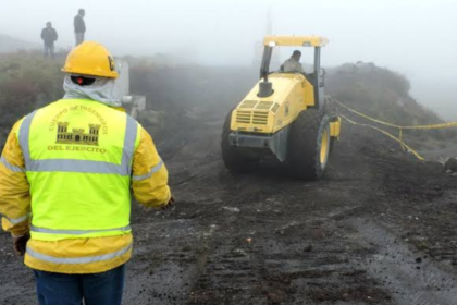 Trabajos en la vía Ambato–Guaranda, uno de los tramos afectados antes del feriado del 9 de octubre de 2026.