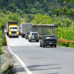 Vehículos circulan por la vía Alóag–Santo Domingo durante el feriado de octubre de 2026.