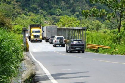 Vehículos circulan por la vía Alóag–Santo Domingo durante el feriado de octubre de 2026.