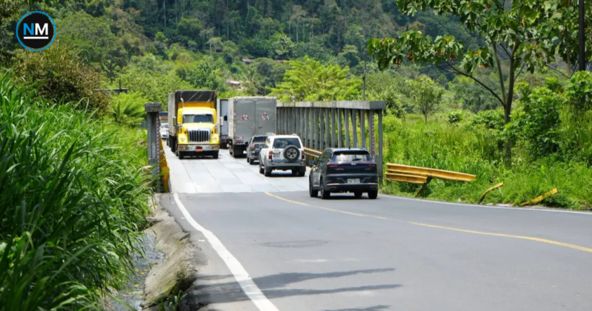 Vehículos circulan por la vía Alóag–Santo Domingo durante el feriado de octubre de 2026.