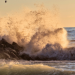 Oleaje fuerte en una playa de Ecuador durante una alerta de Inocar.