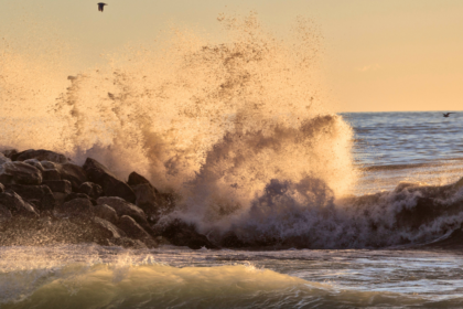 Oleaje fuerte en una playa de Ecuador durante una alerta de Inocar.