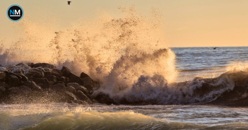 Oleaje fuerte en una playa de Ecuador durante una alerta de Inocar.