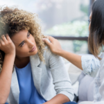 Persona participa en una conversación sobre salud mental y experiencias vividas.